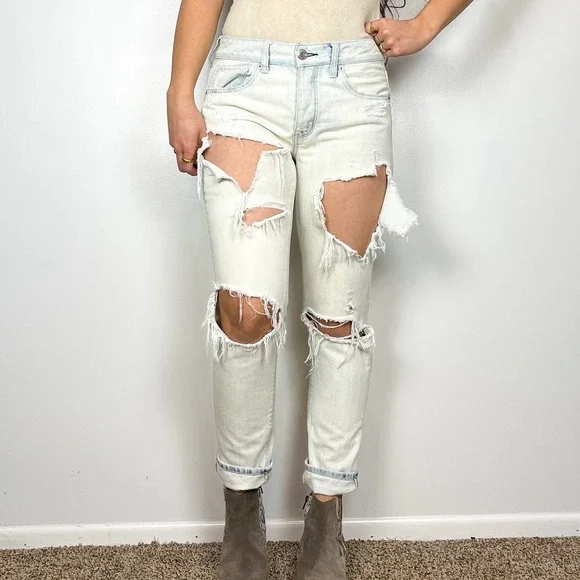 American Eagle Tomgirl Light Wash Distressed Ripped Straight Leg Jeans Size 4 - Picture 13 of 13